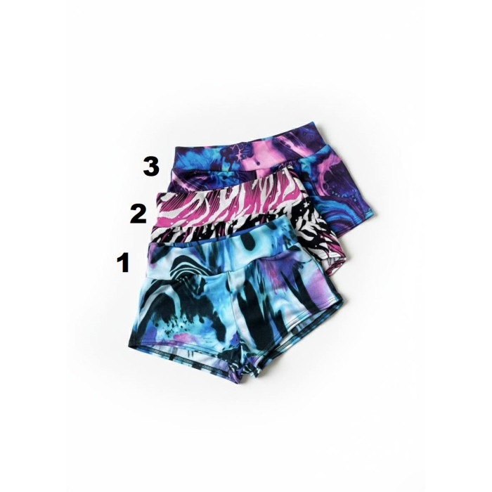 Twerk shorts and heels with abstract print
