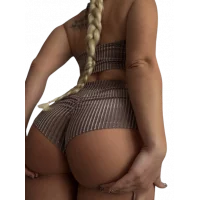 Vellura Twerk: Beige velour shorts with a comfortable fit and a push-up